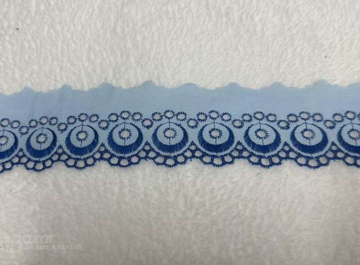 Tira celeste bordada en azul marino 6cm de ancho