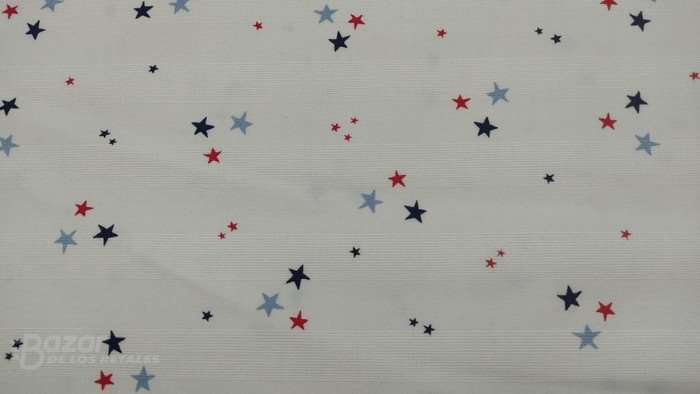 Popelín de algodón con estrellas de diferentes colores sobre fondo blanco