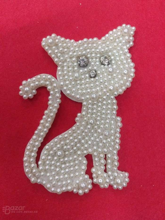 Aplicacion de gato con perlas blanco roto de 16 x 12cm