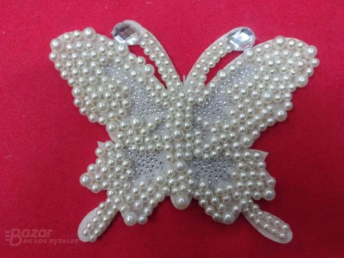 Aplicacion fantasia de mariposa con perlas en blanco roto de 16 x 14cm