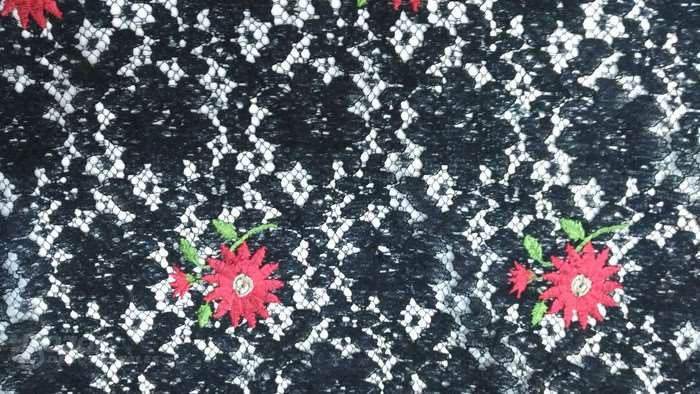 Tela de encaje negro bordado en flor