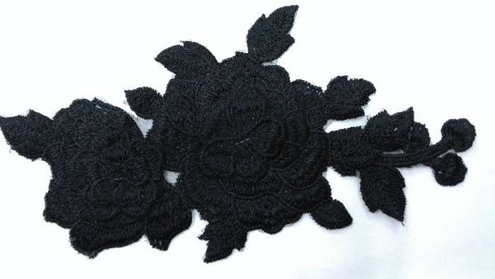Aplicacion de flores en negro de 24 x 13cm.