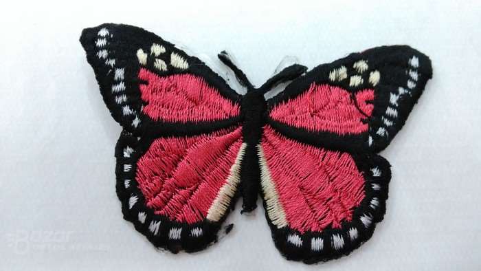 Aplicacion de mariposa en color fucsia,de 7 x 5cm.