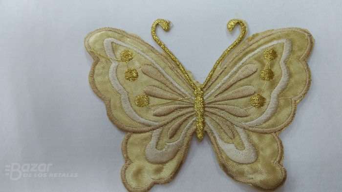 Aplicacion de mariposa en beig de 11 x 8cm.