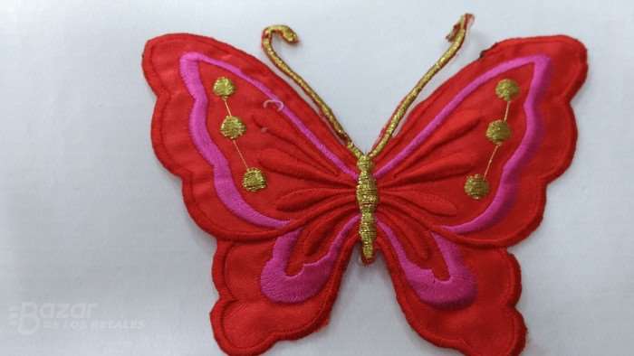Aplicacion de mariposa en rojo y fucsia de 9 x 6cm