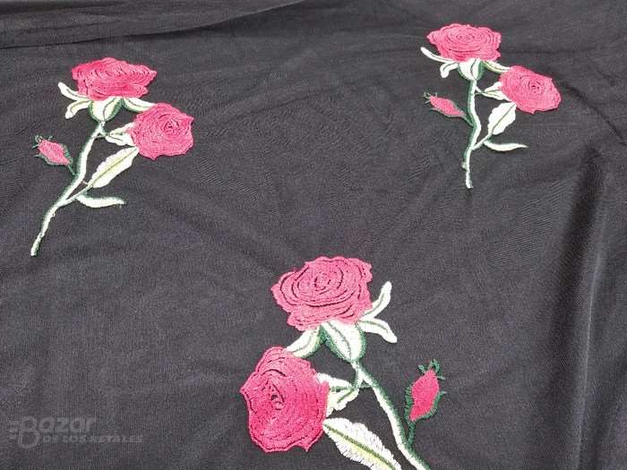 Tul negro bordado con rosas rojas