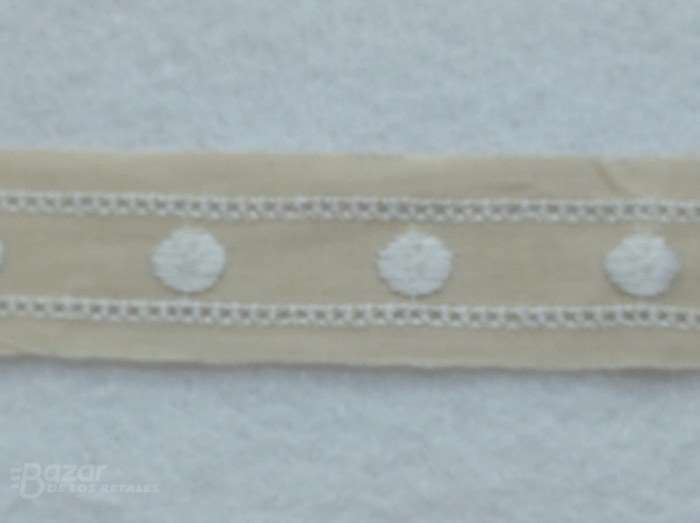Entredos bordado beige con lunar blanco de 2cm de ancho