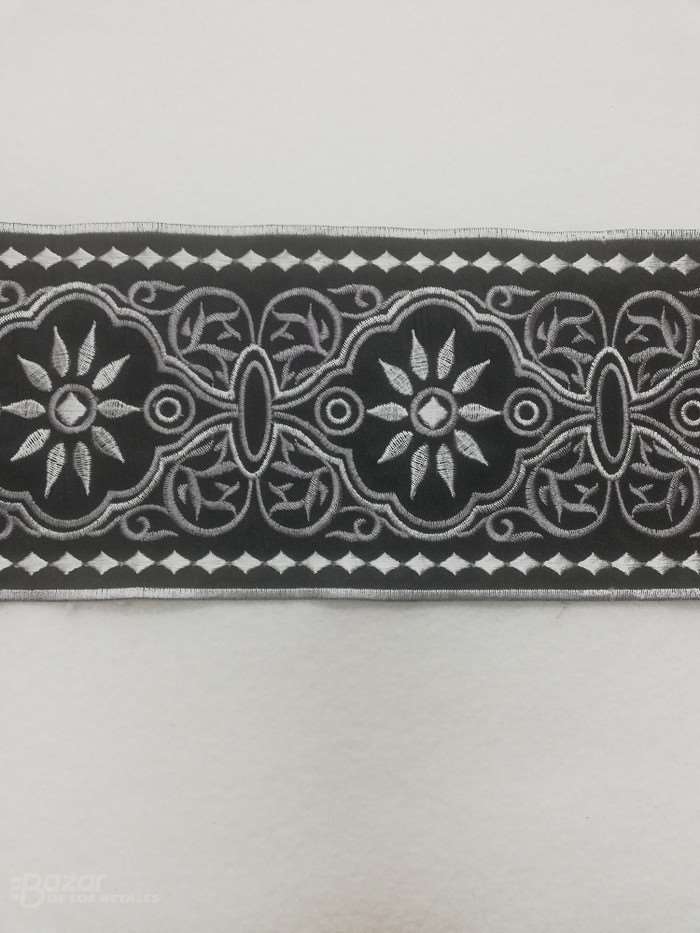 Pasamaneria de fantasia fondo negro bordado en plata de 10,5ctm