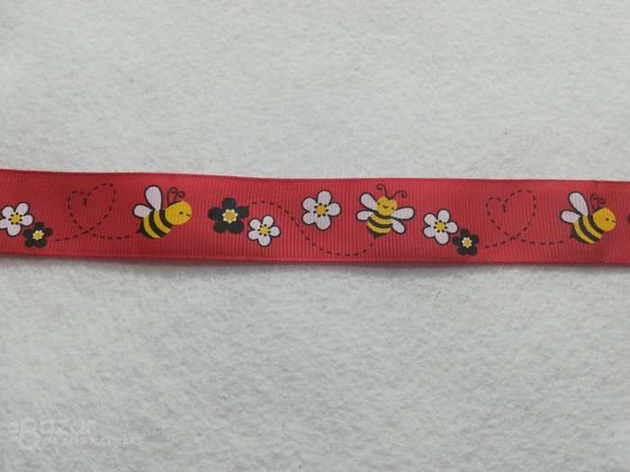 Cinta de falla fondo rojo estampado de abeja con flores de 2,5ctm de ancho